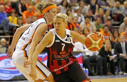 Anete Jēkabsone-Žogota apspēlē Amaiju Valdemoro prestižākā Eiropas sieviešu basketbola turnīra finālmačā.