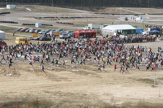 Vairāk nekā pustūkstotis vīru stājās uz stara un devās 7 km garajā šķēršļu skrējienā, lai pierādītu, ka ir īsti veči.