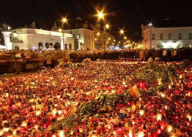 Simtiem tūkstošiem poļu ieradās pie prezidenta pils, lai noliktu ziedus un sveces 11.aprīļa vakarā.