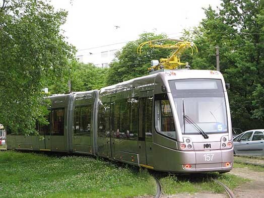 Baltkrievu tramvajs AKCM – 843, kuru grib montēt Daugavpilī maksā 1,6 miljonus eiro (Ls 1 125 000), kamēr „Rīgas satiksmes” nule kā iepirktā „Škoda” maksā 2,6 miljonus eiro (Ls 1829 000).