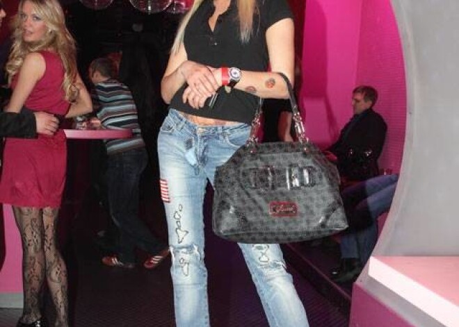 Dziedātāja Candy jeb Liene Bronuša atradusi sev piemērotu saulesbriļļu modeli, kā arī „outletā” piemeklējusi tam pieskaņotu ietērpu, beidzot ir gatava modeles uznācienam.