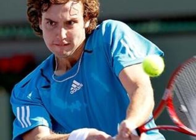 Gulbis uzvar 73. raketi Lučaku un iekļūst Barselonas ATP turnīra otrajā kārtā