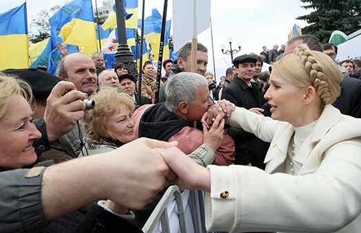 Bijusī Ukrainas premjerministre Jūlija Timošenko 24.aprīlī sasveicinās ar protestētājiem Kijevas centrā.