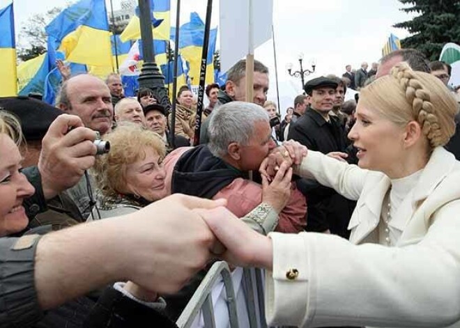 Bijusī Ukrainas premjerministre Jūlija Timošenko 24.aprīlī sasveicinās ar protestētājiem Kijevas centrā.