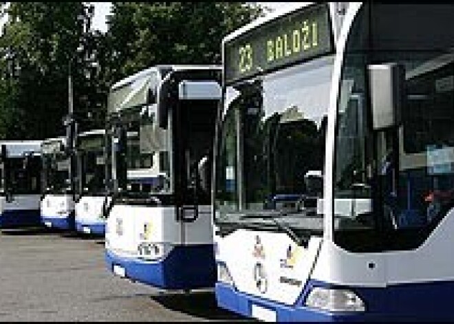 Apgāžoties maršruta autobusam, bojā gājuši trīs cilvēki - vadītājs un divas jaunietes