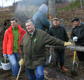 Šeit Sēmē augs jauns mežs. Priekšplānā — Pašvaldību savienības priekšsēdētājs Andris Jaunsleinis, aiz viņa ekonomikas ministra padomnieks Klāvs Olšteins.