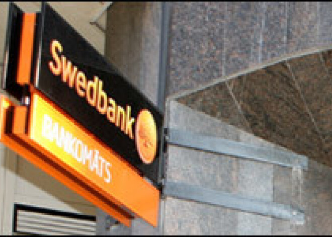 "Swedbank" atcels komisijas maksu par konta apskati bankomātā