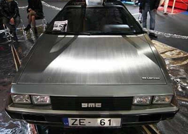 „DeLorean DMC–12” — ar šādu automobili cauri laikam traucās profesors Emets Brauns un viņa līdzgaitnieks Martijs filmā „Atpakaļ nākotnē”. Latvijā ir tikai viens tāds auto, un īpašnieks vēlas būt anonīms.