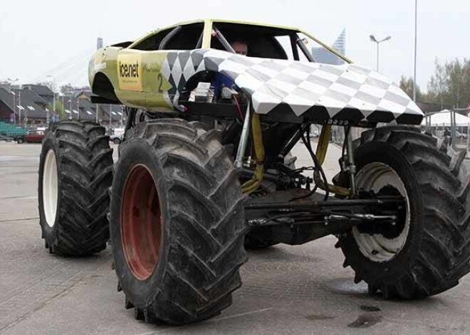 Šim no Zviedrijas atvestajam „Monster Truck” izmantots „Lamborghini Countach”, zems un ātrs šosejas sporta auto, nevis džips vai pikaps kā ierasts. Briesmonis izmaksājis vairāk nekā 42 000 latu.