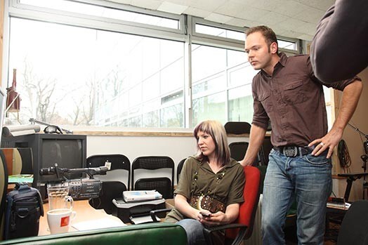 Lauris Reinks kopā ar videoklipa režisori Aiju Strazdiņu skatoties meiteņu atlasē uzfilmēto, izvēlējās, kura tad tiks pie ciema skaistākās daiļavas lomas.