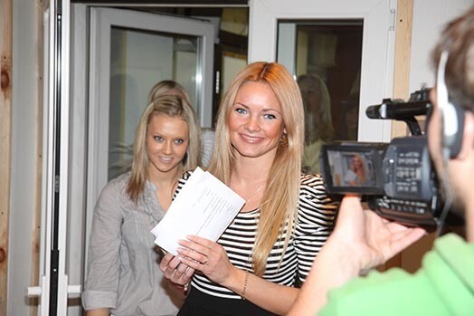 Noskatot meitenes, Laura Reinika izvēle krita uz Aneti Kevišu. Viņa patiešām ir līdzīga Laura māsai Rūtai!