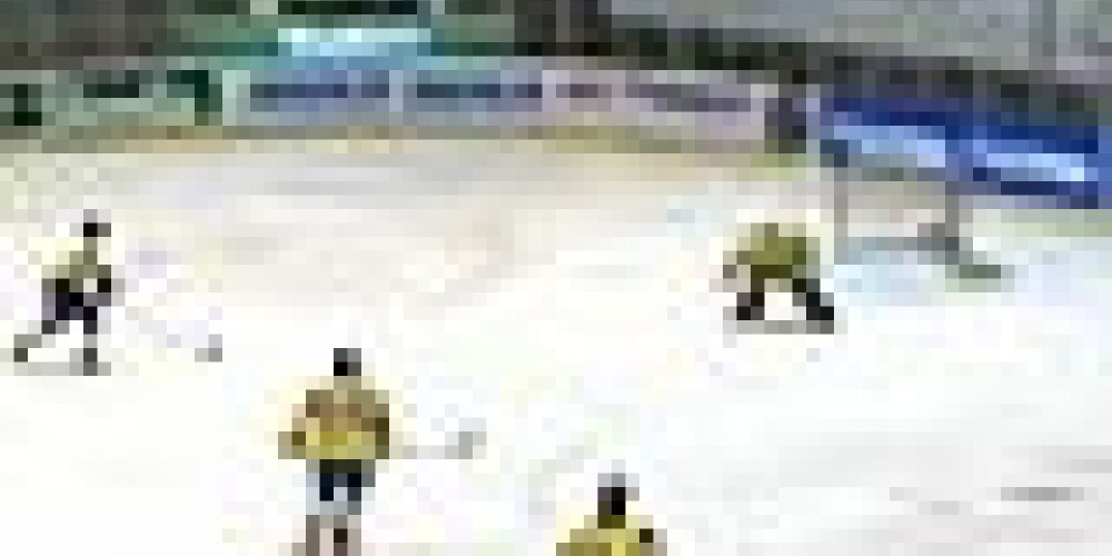 Ukrainas hokeja izlases vārtsargs ielaiž vārtus no centra – video