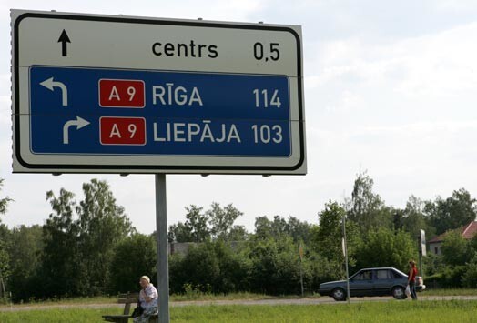 Lai izvairītos no vacāku dusmām par savu neapdomīgo ālēšanos, kāda jauniete izdomājusi, ka Brocēnos pa Rīgas – Liepājas šoseju braukā cilvēku šāvēji.