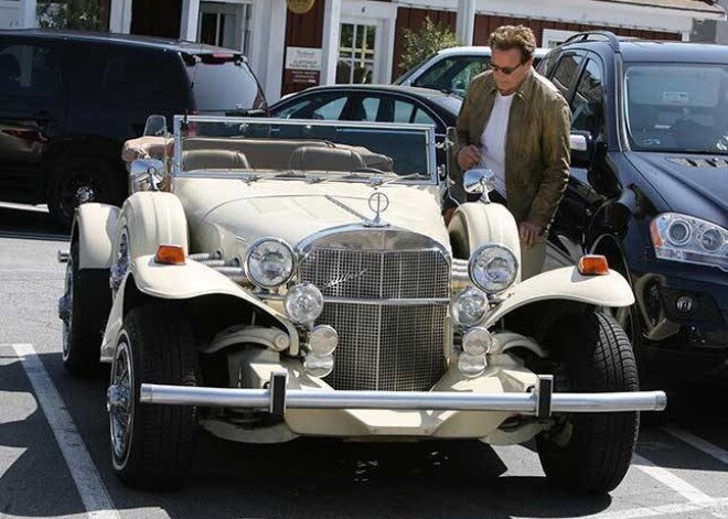Arnolda Švarcenegera jaunais retro automobilis „Excalibur”.