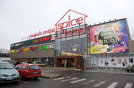 Aculiecinieki teic, ka uz Jūrmalas šosejas netālu no lielveikala „Spice” 9. maijā nezināmi cilvēki šaudījušies no automašīnas ar Krievijas karogu. Policija to neapstiprina.