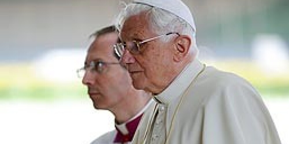 Simtiem tūkstoši cilvēku piedalās pāvesta Benedikta XVI vadītā misē Fatimā