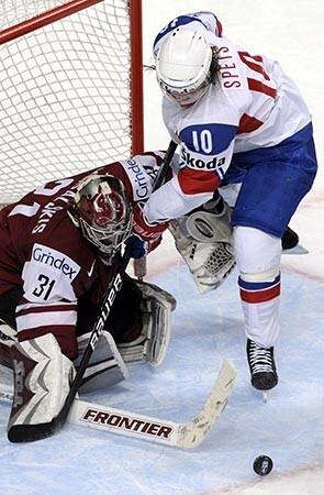 Edgars Masaļskis bija lielisks Latvijas izlases vārtos, aizvadot savu pirmo „sauso” maču pasaules čempionātā, un iespējams saņems arī rezultativitātes punktu par piespēli Jānim Spruktam.