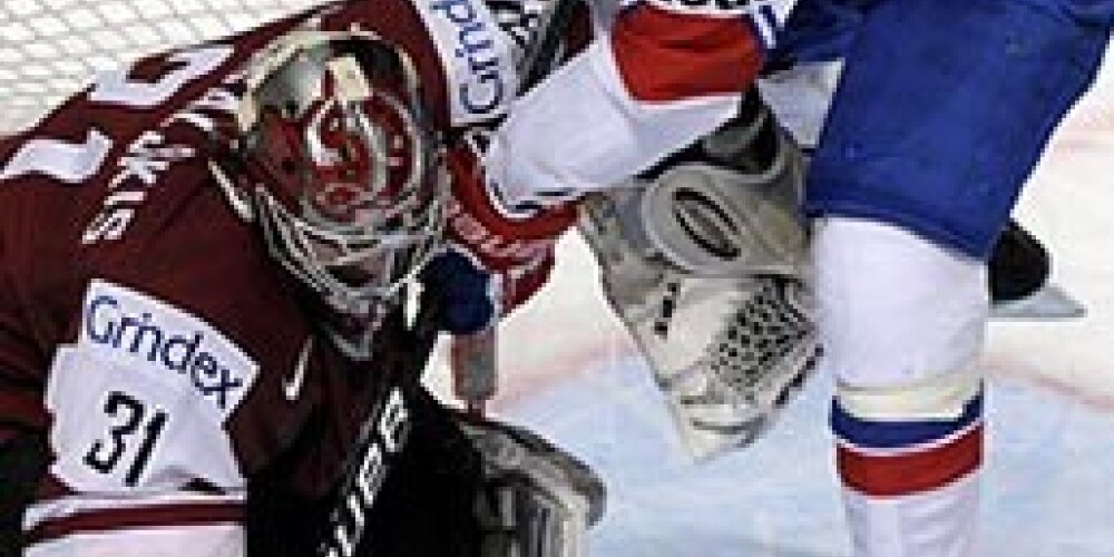 Latvijas hokeja izlase trešajā periodā saplosa Norvēģiju