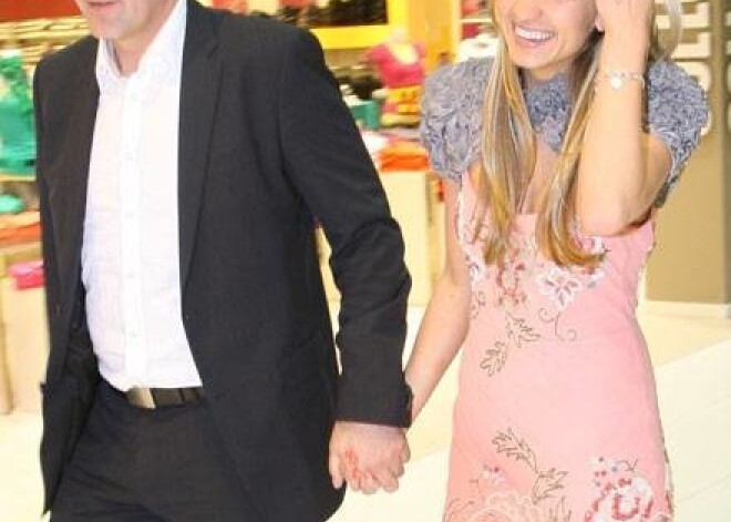 Pirms gada Dagmāra stāstīja, ka iemīlēšanās un regulāras skriešanas dēļ zaudējusi vairākus kilogramus. Viņas mīļotais Normunds Celmiņš lepojās ar savu skaisto draudzeni.