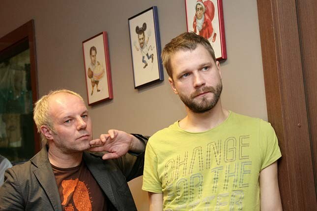 Kamēr SWH vadītājs Jānis Šipkēvics medijus preses konferencē iepazīstina ar jauno ētera personību Intaru Busuli, Artis Volfs un Egons Reiters jau iegrimuši domās par radošo brīvību...