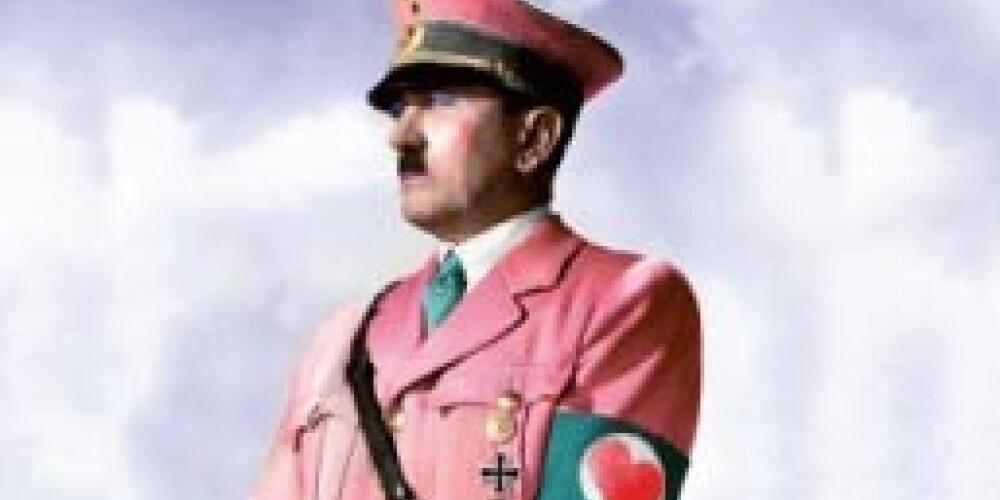 Sicīlijā izvietoti plakāti ar Ādolfu Hitleru rozā formas tērpā