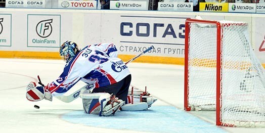 Viens no labākajiem KHL vārtsargiem Roberts Ešs karjeru turpinās ambiciozajā Minskas „Dinamo”, kuri spēlē vienā divīzijā ar Rīgas „Dinamo”.