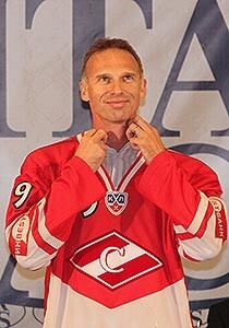 Leģendārais Dominiks „Dominātors” Hašeks uz vismaz vienu sezonu priecēs KHL skatītājus.