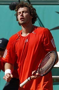 Latvijas labākais tenisists Ernests Gulbis savainojuma dēļ nesasniedza cerēto „Roland Garros” kortos, un šī trauma viņam var liegt dalību arī citā „Grand Slam” turnīrā Vimbldonā.