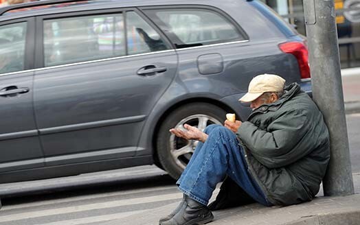 Jelgavā viltus labdaris piesavinājies ziedojumus bezpajumtniekiem. Tagad tos nevar izmantot ne bezpajumtnieki, ne arī pats „altruists”, jo nonācis cietumā.