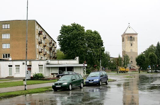 Jelgavā deputātiem zaļa dzīve! Tautas priekšstāvji priekšvēlēšanu laikā izdomājuši sev paaugstināt algas. Tagad viņus pat īpaši „stimulēs” tikties ar vēlētājiem un veikt priekšvēlēšanu aģitāciju.