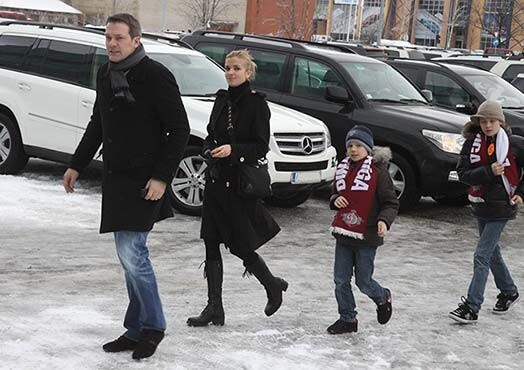 Kopā ar ģimeni arī uz hokeju! 2010. gada pavasarī satikām Dagmāru Leganti ar dzīvesbiedru Normundu Celmiņu un viņa dēliem, kad viņi devās vērot Rīgas „Dinamo” un Sanktpēterburgas SKA spēli „Arēnā Rīga”.