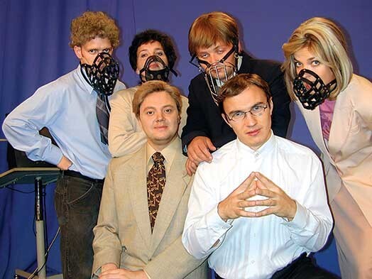 Uzpurņi ir īsti vietā – no viņu precīzajām parodijām baidījās ne viens vien politiķis. Dagmāra ar „Savādi gan” kolēģiem – Aldi Kalniņu, Baibu Sipenieci, Jāni Zariņu, Valteru Krauzi un Viesturu Dūli.