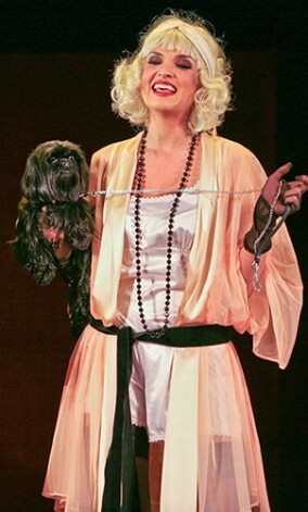 Dagmāra labprāt piekristu kādai lomai arī Jaunajā Rīgas teātrī, tomēr izredžu pagaidām nav sevišķi daudz. „Nedomāju, ka Alvis Hermanis nāk uz Daili skatīties „Lodes pār Brodveju”,” viņa saka. Edenas Brentas lomā šajā izrādē – Dagmāra Legante.