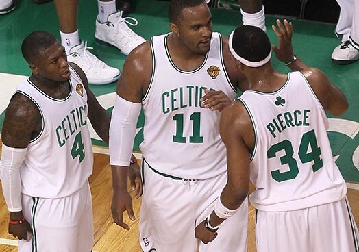 Arī spēles galotnē galvenie Bostonas „Celtics” vilcēji bija rezervisti, īpaši Neits Robinsons (pa kreisi) un Glens Deiviss (pa vidu), kuriem galvenais palīgs no pamatsastāva bija Pols Pīrss.