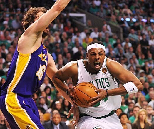 Bostonas „Celtics” sastāvā līdera lomu izšķirošajos brīžos uzņēmās Pols Pīrss (pa labi).