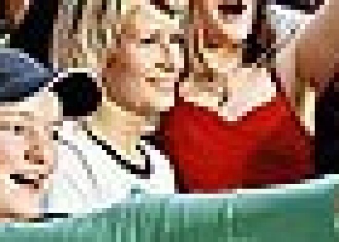 Slavenības pielūdz un apdāvina maniakāli sekotāji. Arī Latvijā