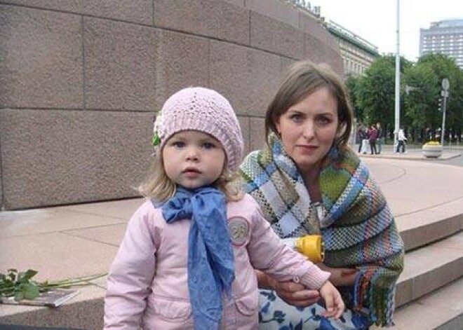 Rakstniece Andra Manfelde ar meitiņu Annu.