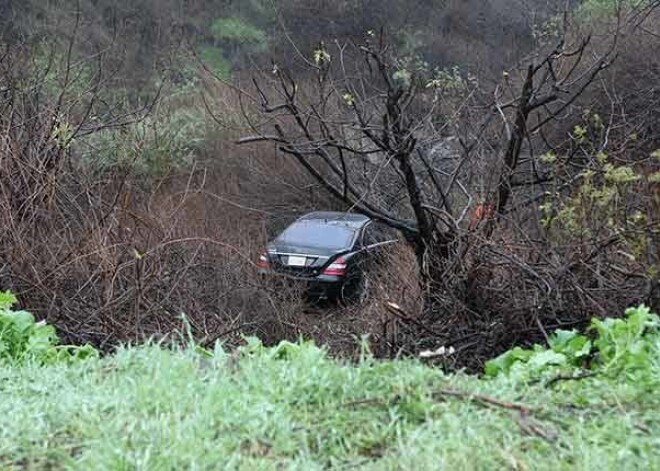 Zagļi iegrūž aizā Čārlija Šīna automašīnu