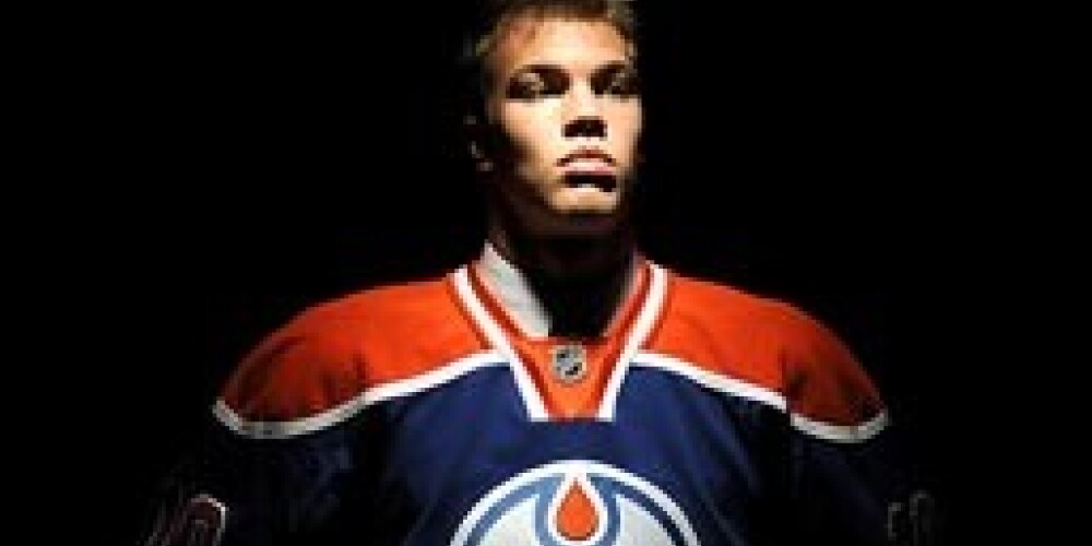 NHL draftā "Oilers" ar pirmo numuru izvēlas uzbrucēju Teiloru Holu