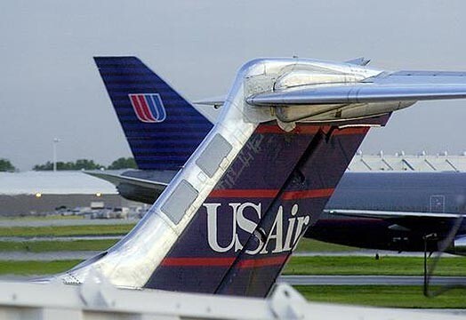 Lidsabiedrības "US Airways" lidmašīnā pasažieriem uz galvas krīt tārpi