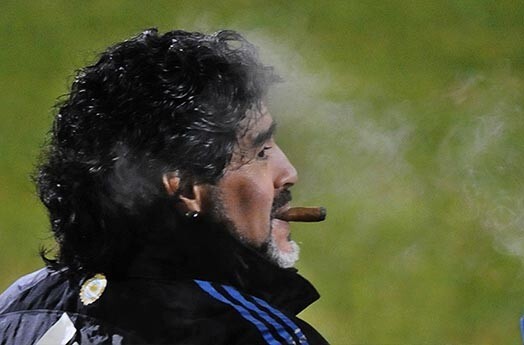 Jācer, ka Djego Maradona samierināsies vien ar cigāriem nevis ķersies klāt savam lielākajam niķim – kokaīnam.