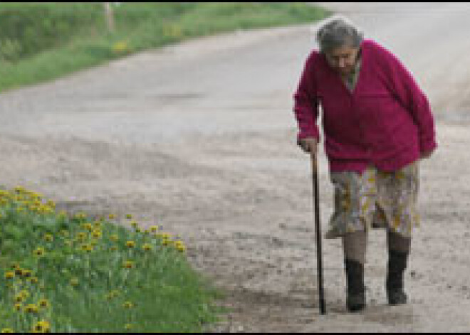 Laukos paliek pensionāri un dzērāji