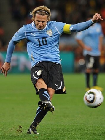 Urugvajas futbola izlases līderis Djego Forlans neapšaubāmi ir viens no reālākajiem kandidātiem uz visa Pasaules kausa vērtīgākā spēlētāja balvu. No viņa tālsitiena dabūja ciest arī Nīderlande.