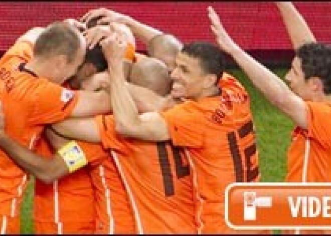 Nīderlande nolauž sīksto Urugvaju un iekļūst finālā