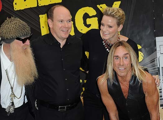 Князь Монако Альберт II и его невеста Шарлен Виттсток пообщались с музыкантами до концерта...