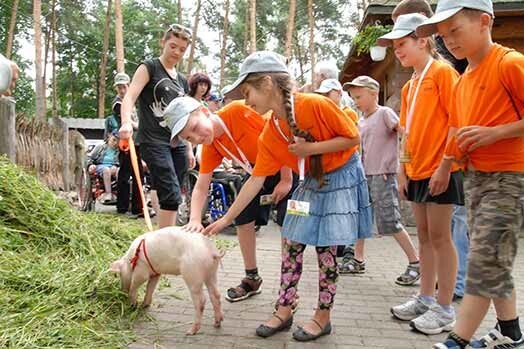 Valmieras Viestura vidusskolas dejotāji palīdz Līgai iejusties jaunajā mājvietā.