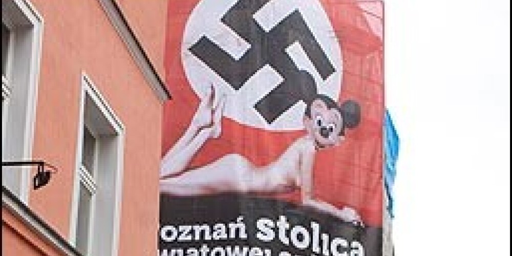 Plakāts ar kailu modeli Mikimausa maskā uz svastikas fona Polijā izraisa skandālu