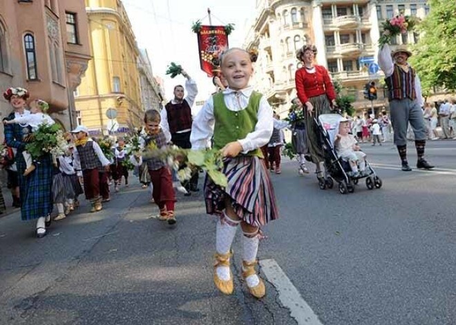 31 000 dejojošu un dziedošu skolēnu dodas svētku gājienā