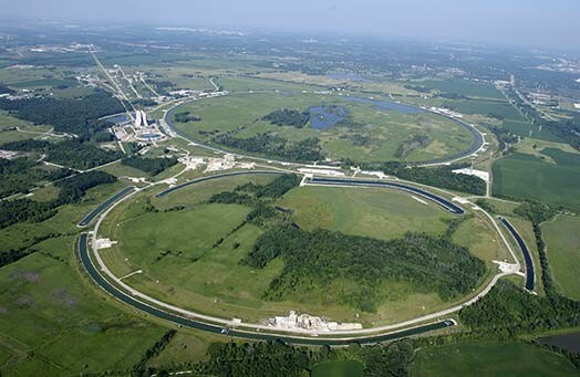 Enriko Fermī vārdā nosauktajā Nacionālajā paātrinājumu laboratorijā Fermilab uzstādītais daļiņu paātrinātājs „Tevatron”.