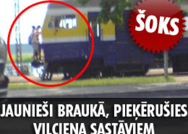 Jaunieši braukā, pieķērušies vilciena sastāviem